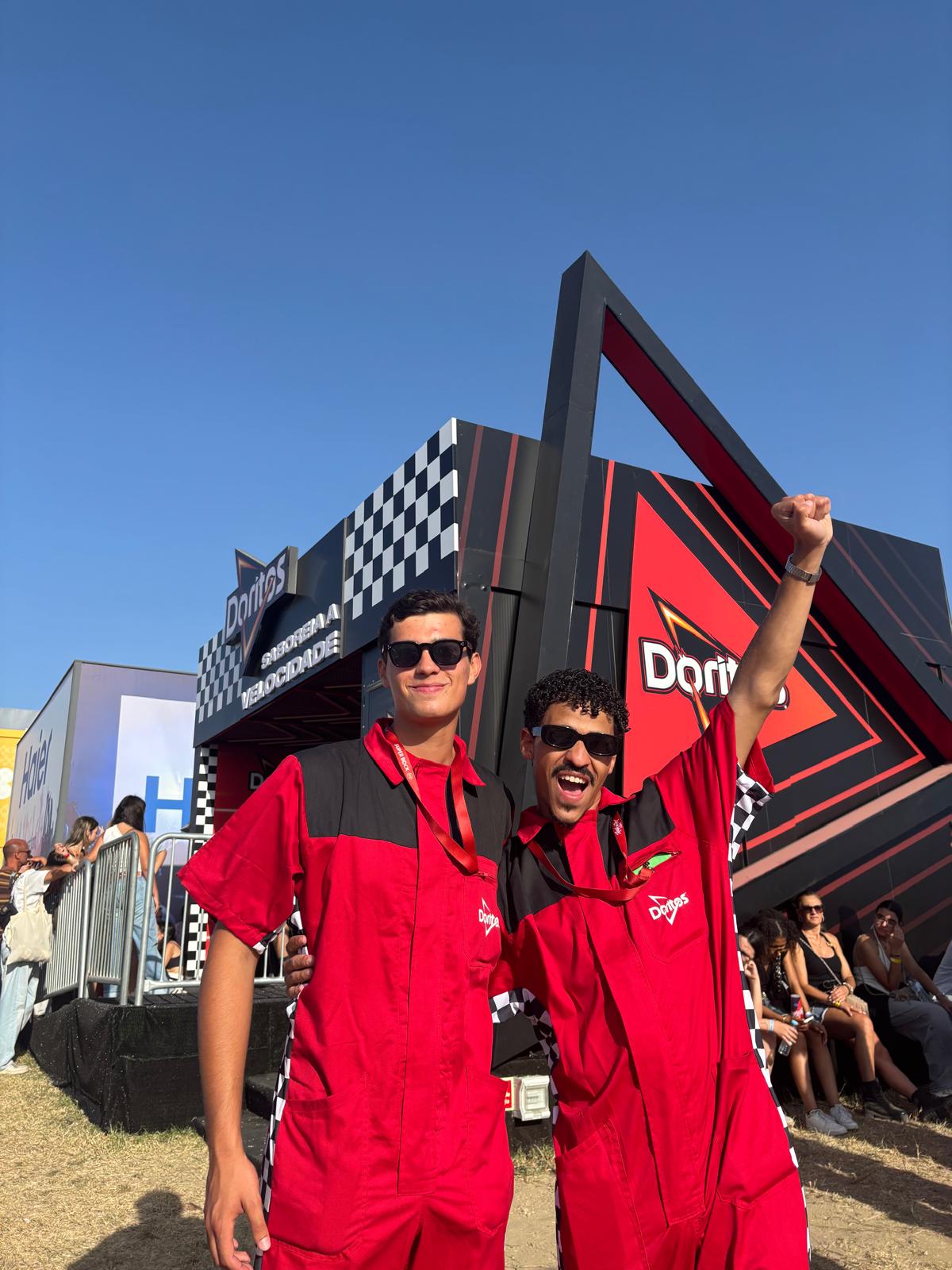 Promotores Aura num evento Doritos